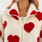Detail van het Lena fleece vest: opstaande kraag met rits en hartjes van pluche