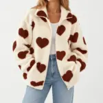 Lena fleece vest met hartjes in khaki, gedragen met een lichte jeans