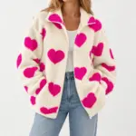 Lena fleece vest met hartjes in roze, gedragen met een lichte jeans