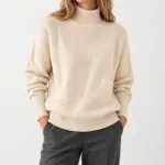 Lyselle coltrui met ruitpatroon in beige, gedragen met een grijze pantalon