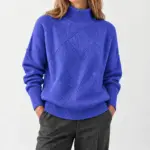 Lyselle coltrui met ruitpatroon in blauw, gedragen met een grijze pantalon
