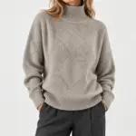 Lyselle coltrui met ruitpatroon in grijs, gedragen met een grijze pantalon