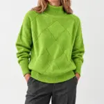 Lyselle coltrui met ruitpatroon in groen, gedragen met een grijze pantalon