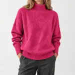 Lyselle coltrui met ruitpatroon in roze, gedragen met een grijze pantalon