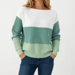 Mila trui met kleurvlakken in groen, gedragen met een donkerblauwe jeans