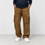 Cargobroek met elastische tailleband in bruin, gedragen met witte sneakers