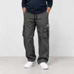 Cargobroek met elastische tailleband in donkergrijs, gedragen met witte sneakers