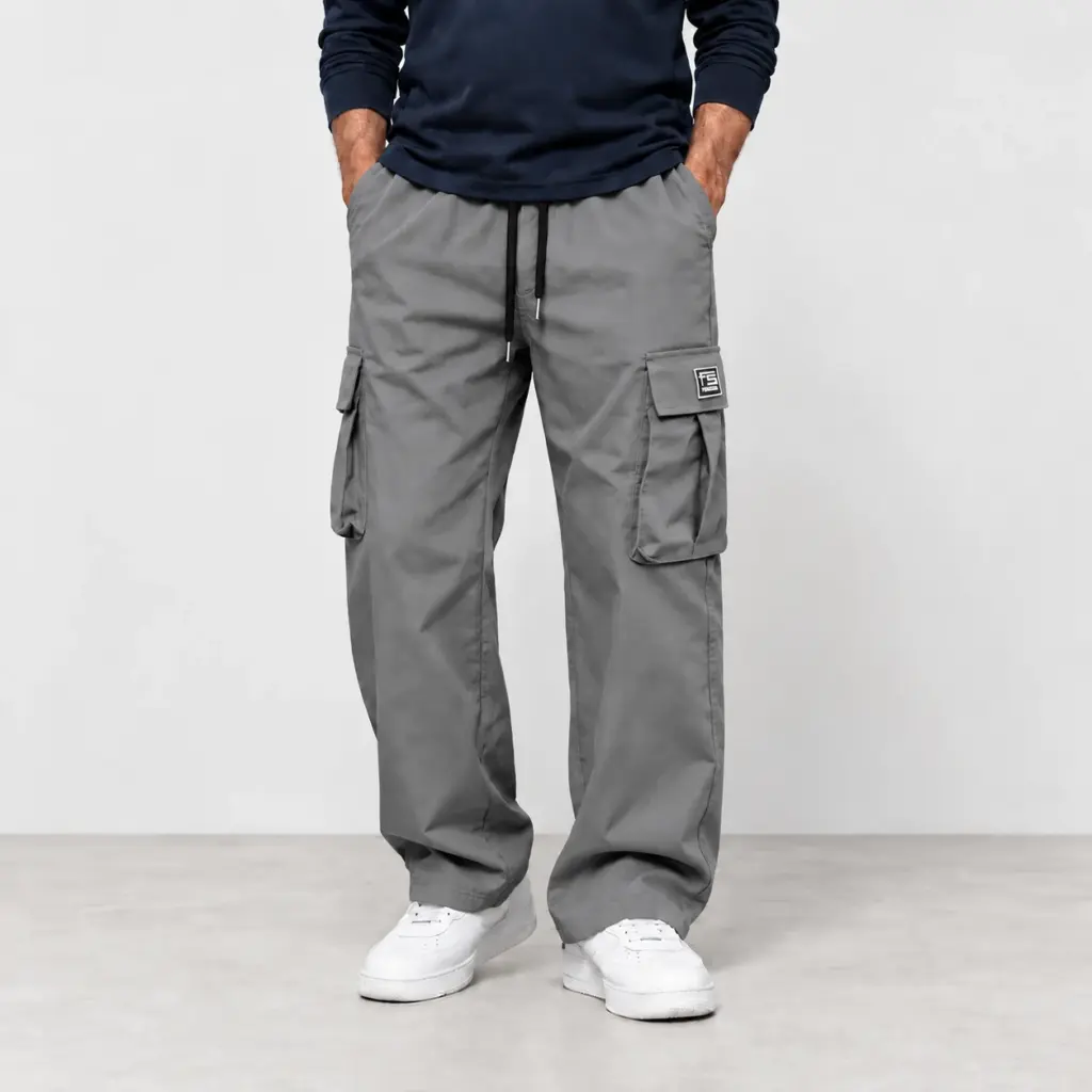 Cargobroek met elastische tailleband in grijs, gedragen met witte sneakers