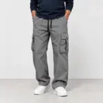 Cargobroek met elastische tailleband in grijs, gedragen met witte sneakers