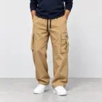 Cargobroek met elastische tailleband in khaki, gedragen met witte sneakers