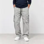 Cargobroek met elastische tailleband in lichtgrijs, gedragen met witte sneakers
