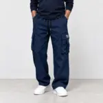 Cargobroek met elastische tailleband in navy blauw, gedragen met witte sneakers