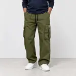 Cargobroek met elastische tailleband in olijfgroen, gedragen met witte sneakers