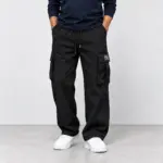 Cargobroek met elastische tailleband in zwart, gedragen met witte sneakers