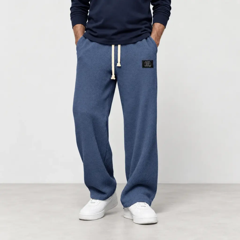 Comfortabele wafelbroek met wijde pijp in blauw, gedragen met witte sneakers