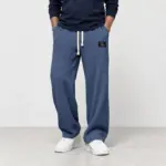 Comfortabele wafelbroek met wijde pijp in blauw, gedragen met witte sneakers