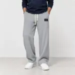 Comfortabele wafelbroek met wijde pijp in grijs, gedragen met witte sneakers