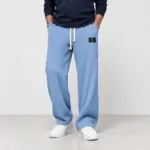 Comfortabele wafelbroek met wijde pijp in lichtblauw, gedragen met witte sneakers