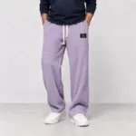 Comfortabele wafelbroek met wijde pijp in lila, gedragen met witte sneakers