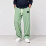 Comfortabele wafelbroek met wijde pijp in mintgroen, gedragen met witte sneakers