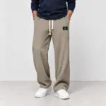 Comfortabele wafelbroek met wijde pijp in taupe, gedragen met witte sneakers