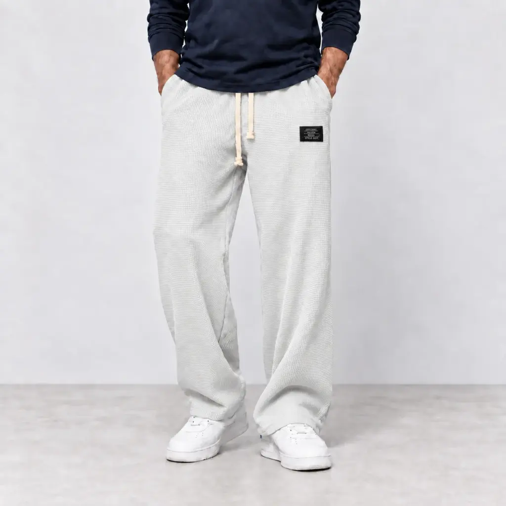 Comfortabele wafelbroek met wijde pijp in wit, gedragen met witte sneakers