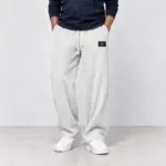 Comfortabele wafelbroek met wijde pijp in wit, gedragen met witte sneakers