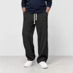 Comfortabele wafelbroek met wijde pijp in zwart, gedragen met witte sneakers