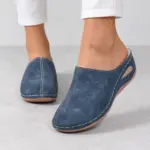 Gevoerde pantoffels met sleehak voor dames in blauw, gedragen met een witte broek