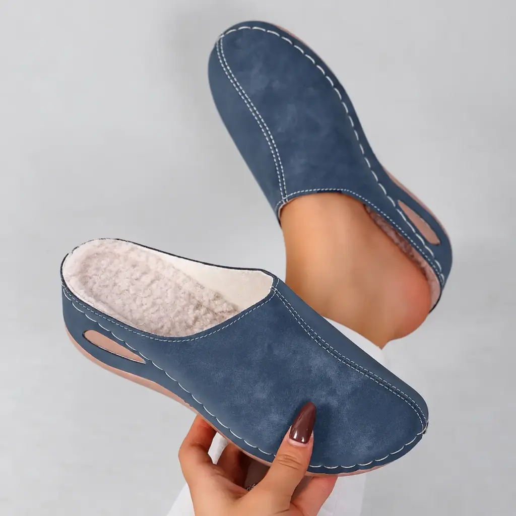 Gevoerde pantoffels met sleehak in blauw met zachte, pluizige voering