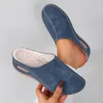 Gevoerde pantoffels met sleehak in blauw met zachte, pluizige voering