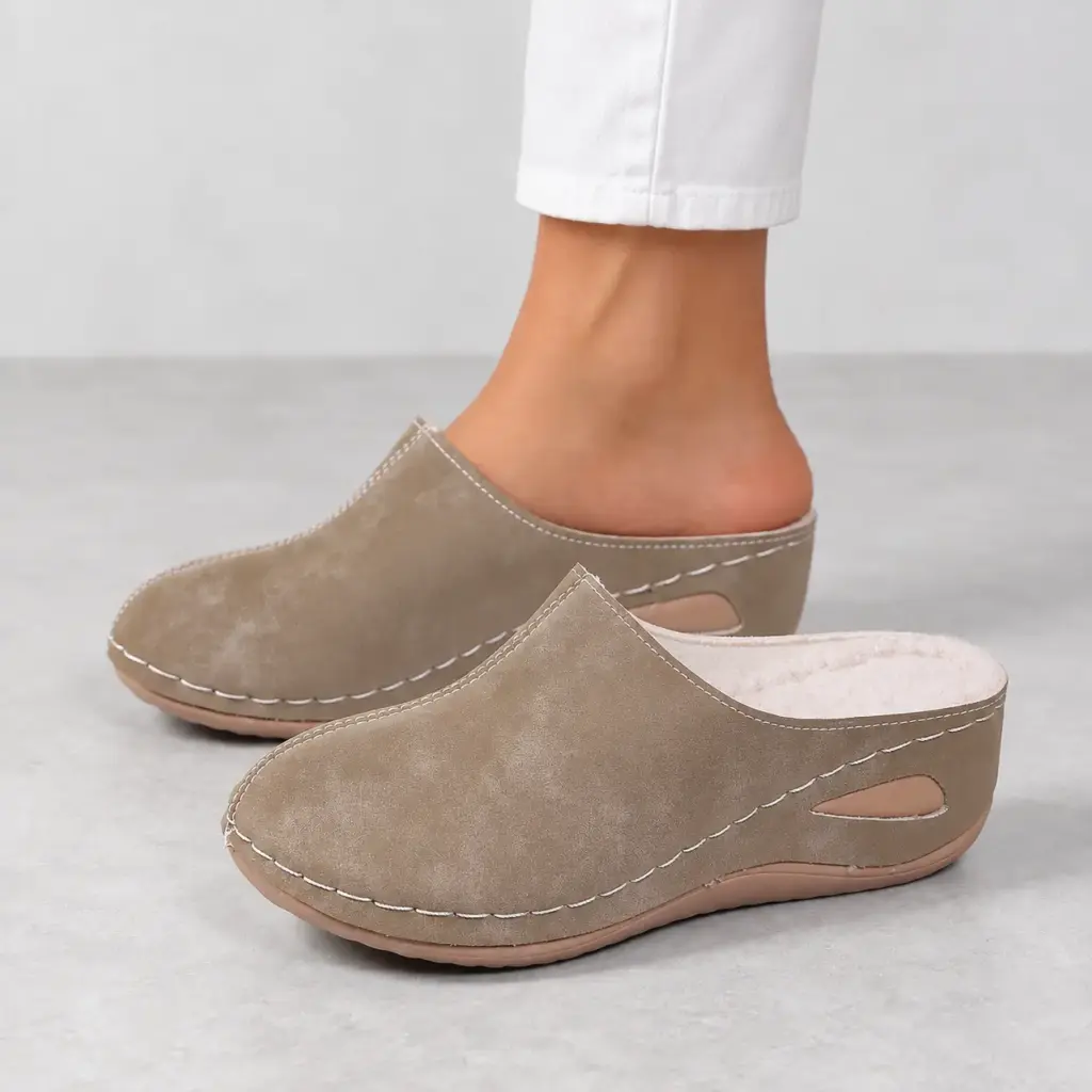 Gevoerde pantoffels met sleehak voor dames in khaki, gedragen met een witte broek