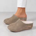 Gevoerde pantoffels met sleehak voor dames in khaki, gedragen met een witte broek