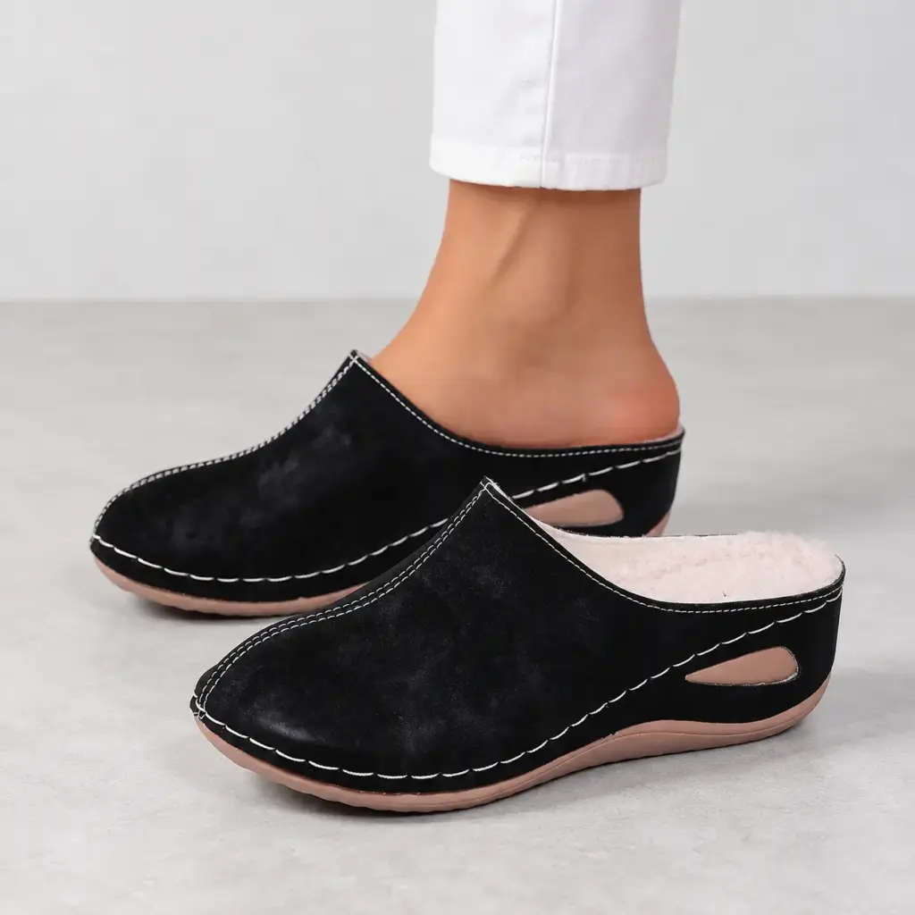 Gevoerde pantoffels met sleehak voor dames in zwart, gedragen met een witte broek