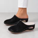Gevoerde pantoffels met sleehak voor dames in zwart, gedragen met een witte broek