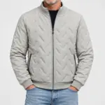 Gewatteerde herenjas met teddyvoering in lichtgrijs, gedragen met een jeans