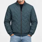 Gewatteerde herenjas met teddyvoering in petrol, gedragen met een jeans
