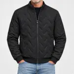 Gewatteerde herenjas met teddyvoering in zwart, gedragen met een jeans