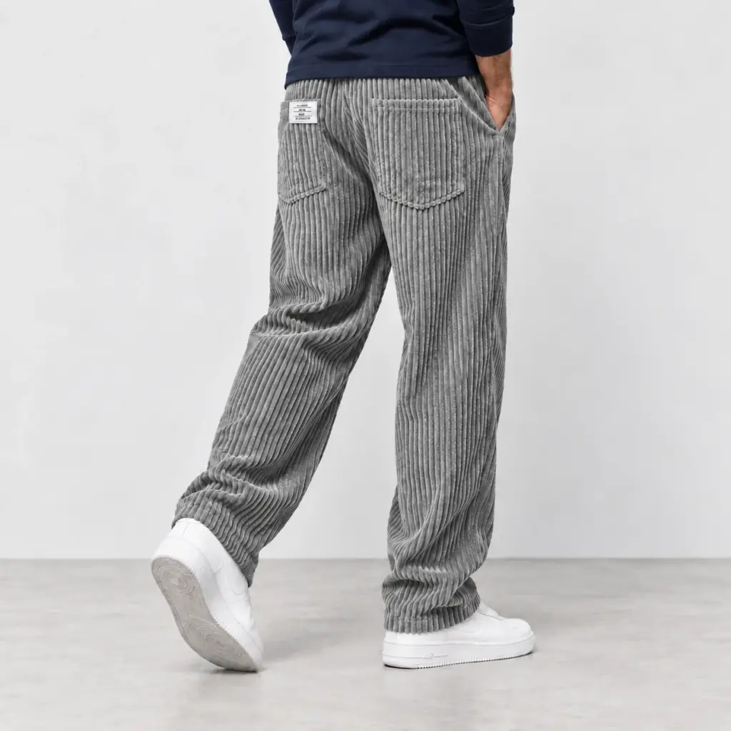 Ribbroek met rechte pijp in grijs, van achteren gezien, met witte sneakers
