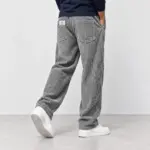 Ribbroek met rechte pijp in grijs, van achteren gezien, met witte sneakers