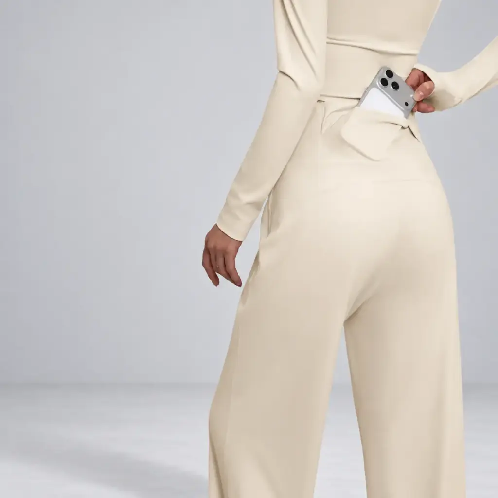 Yogabroek met hoge taille: zakje achter in de tailleband, met een telefoon erin