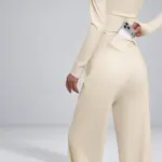 Yogabroek met hoge taille: zakje achter in de tailleband, met een telefoon erin